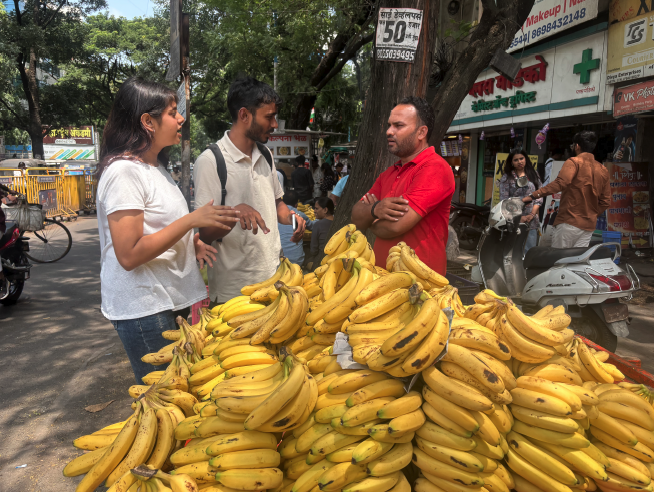 MEER researchers interviewing a fruit vendor at a street stall in Pune, India
